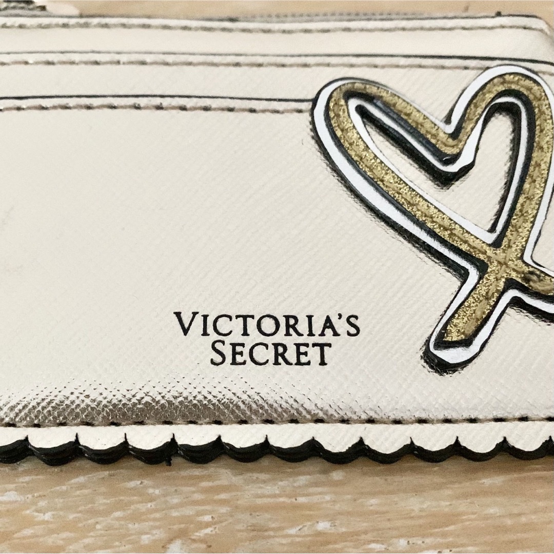 Victoria's Secret(ヴィクトリアズシークレット)の【新品未使用】ヴィクトリアズシークレット　パスケース　ゴールド　ハート レディースのファッション小物(パスケース/IDカードホルダー)の商品写真