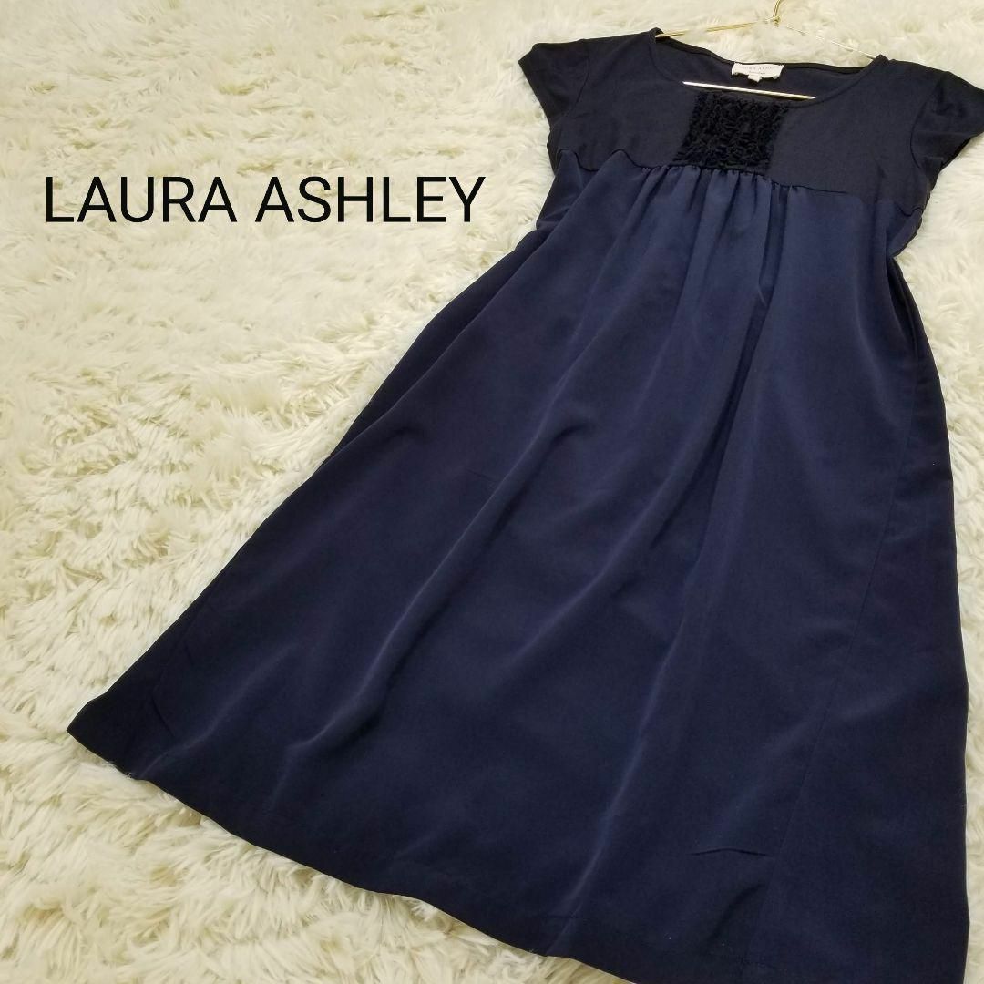 LAURA ASHLEY(ローラアシュレイ)のローラアシュレイ美品ネイビーひざ丈半袖ワンピース紺1サイズS日本製シンプル綺麗目 レディースのワンピース(ひざ丈ワンピース)の商品写真