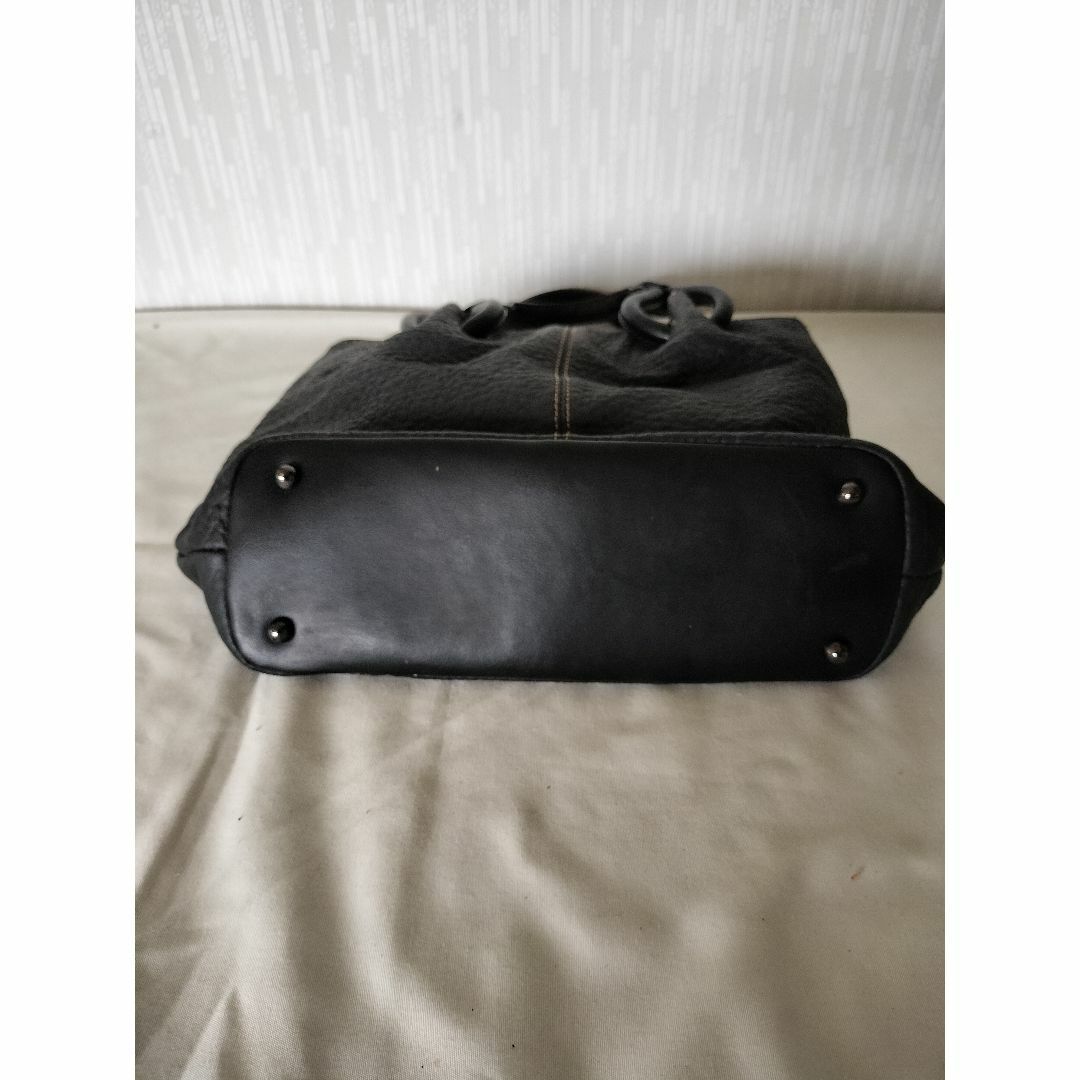 カジュアルにも綺麗目にも◎　クラシカルな黒いハンドバッグ レディースのバッグ(ハンドバッグ)の商品写真