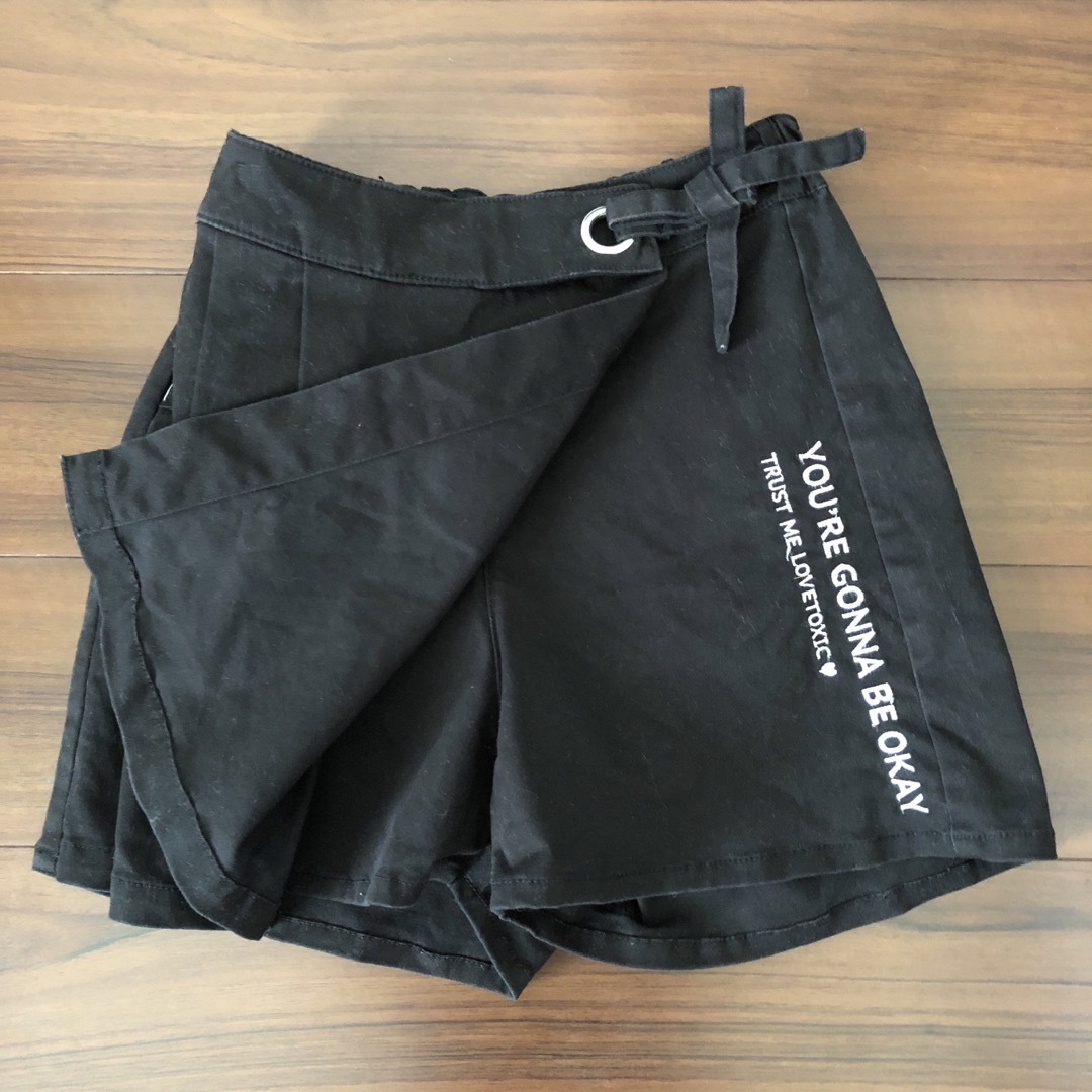 ラブトキシック　巻きスカート風ロゴ刺繍ショートパンツ　黒　150