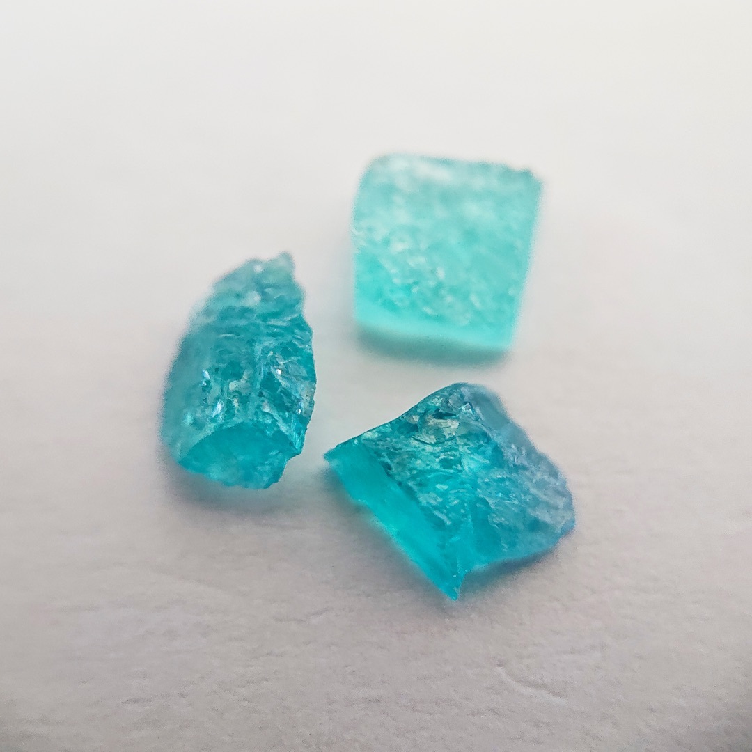aパライバトルマリン 原石さざれ3石（合計約0.82ct）