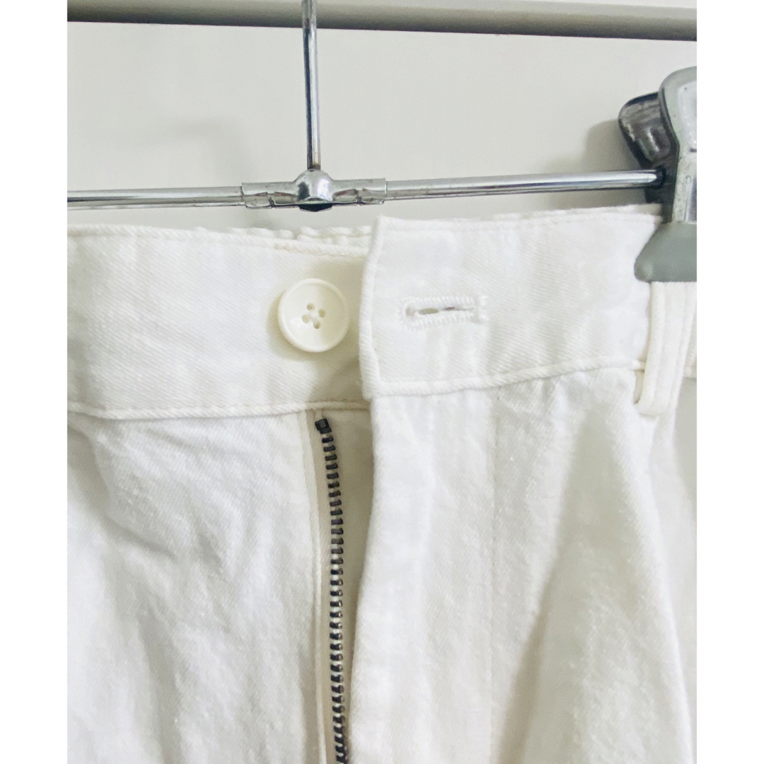 GU  ホワイト デニムバギースラックス メンズのパンツ(スラックス)の商品写真