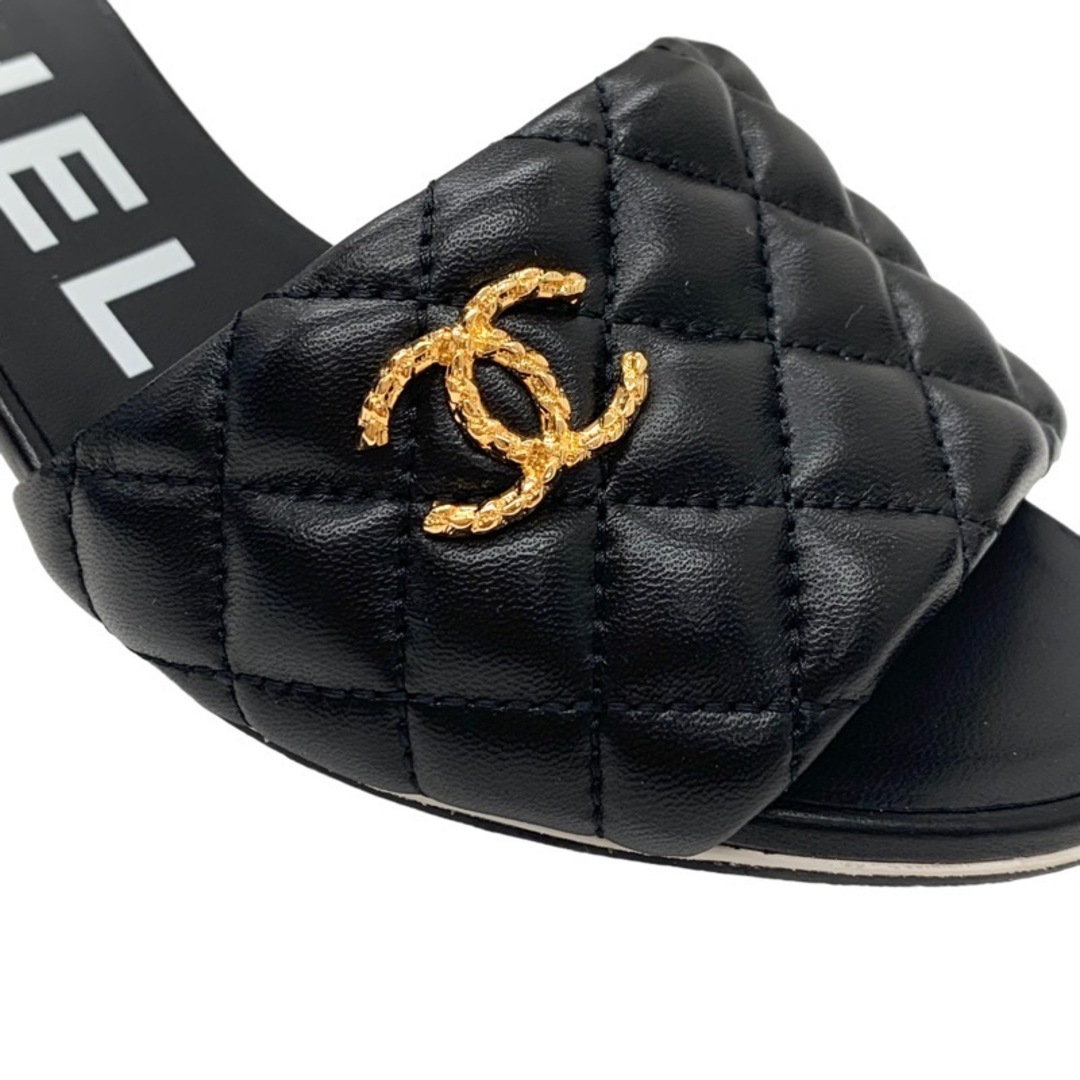 CHANEL(シャネル)のシャネル CHANEL サンダル 靴 シューズ ラムスキン ブラック 黒 ゴールド 未使用 ミュール ココマーク マトラッセ レディースの靴/シューズ(サンダル)の商品写真