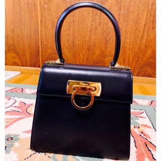 サルヴァトーレフェラガモ(Salvatore Ferragamo)の【最終値下げ】フェラガモ ハンドバッグ ブラック ポケット付き(ハンドバッグ)