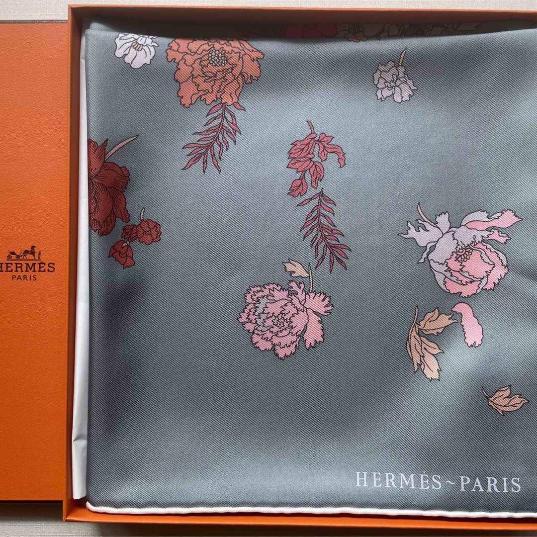 Hermes(エルメス)のエルメス 完売品 カレ90 ローブレジェール スカーフ グリ コライユ レディースのファッション小物(バンダナ/スカーフ)の商品写真