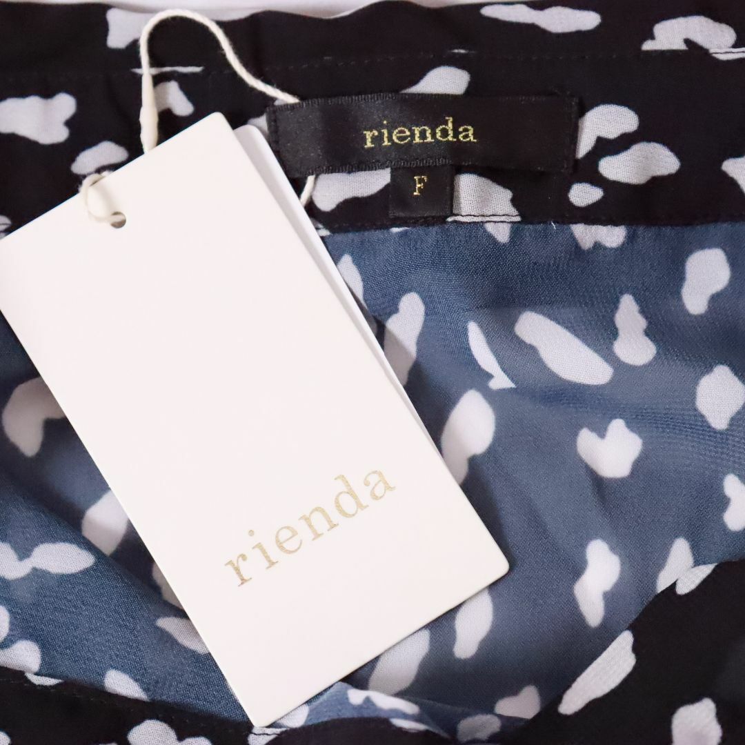 rienda(リエンダ)のrienda  柄シャツ　レオパードブラック　タグ付き未使用 フリー レディースのトップス(シャツ/ブラウス(長袖/七分))の商品写真