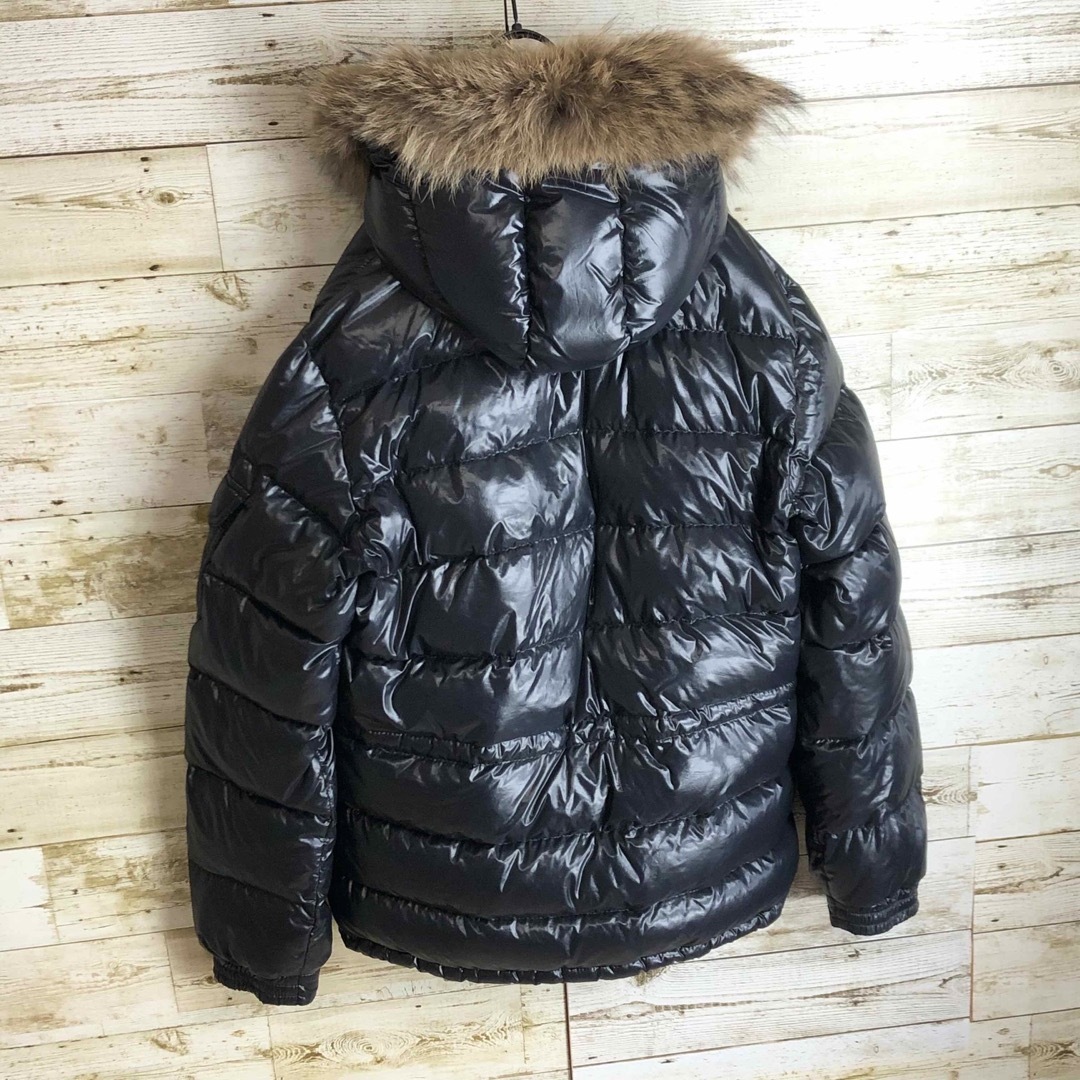 MONCLER モンクレール ダウンジャケット ファー付き パッチ刺繍付き MONCLER モンクレール ダウンジャケット ファー付き パッチ刺繍付き