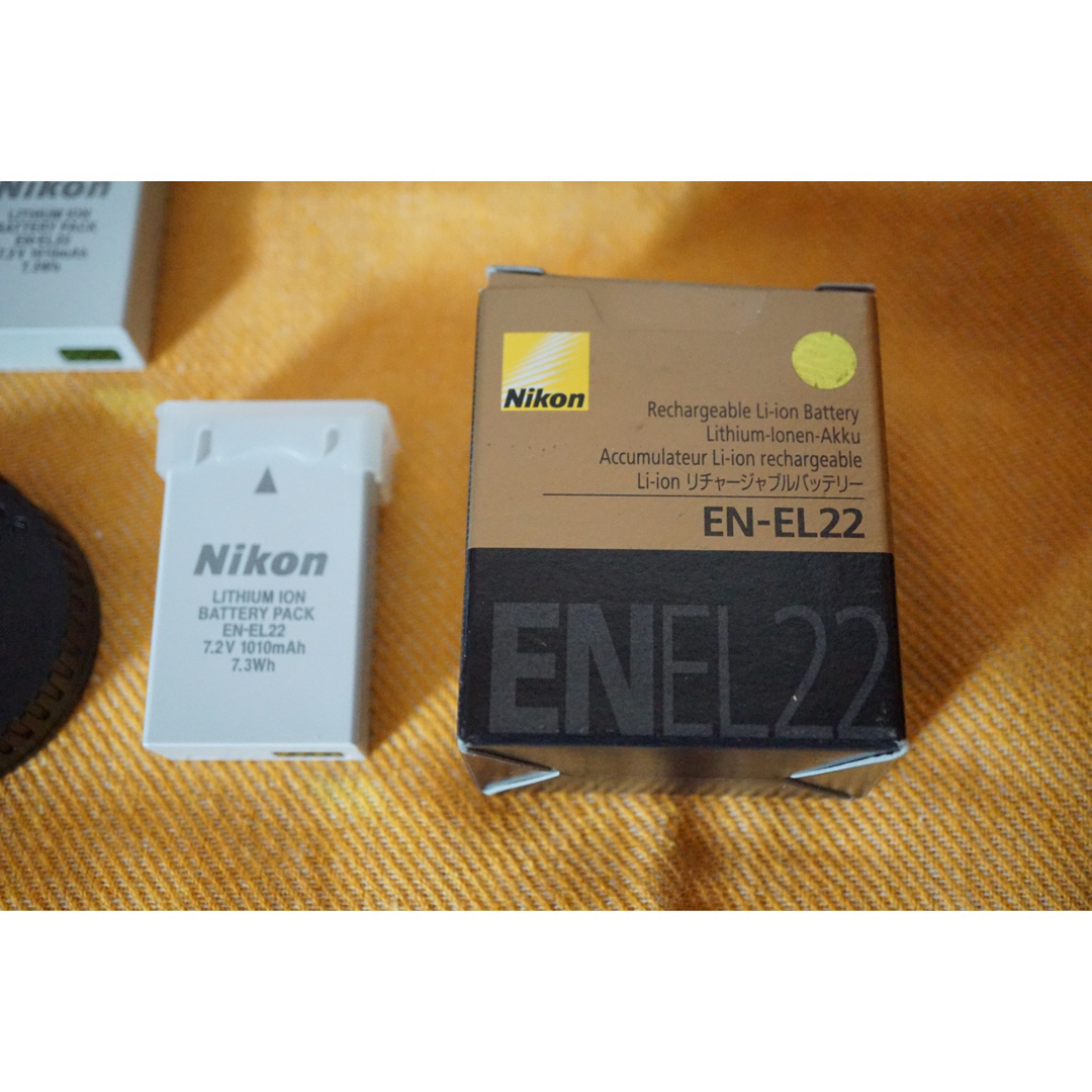 Nikon(ニコン)のNikon 1 J4 標準パワーズームレンズキット（シルバー）+EN-EL22 スマホ/家電/カメラのカメラ(ミラーレス一眼)の商品写真
