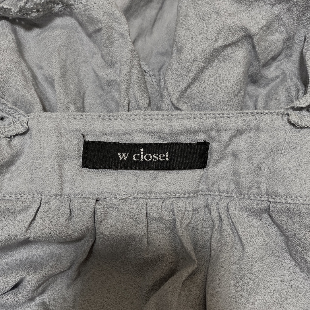 w closet(ダブルクローゼット)のw closet レースキャミブラウス　くすみブルー レディースのトップス(シャツ/ブラウス(半袖/袖なし))の商品写真