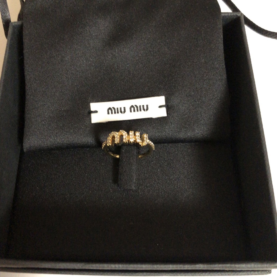 miumiu(ミュウミュウ)のMIUMIU クリスタル リング ゴールド13号 ミュウミュウ ビジュー ロゴ レディースのアクセサリー(リング(指輪))の商品写真