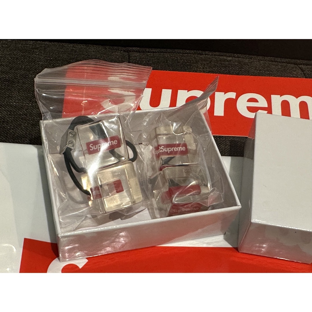 Supreme(シュプリーム)のsupreme シュプリーム 新品未使用 ヘアゴム ロゴ ステッカー レア 希少 レディースのヘアアクセサリー(ヘアゴム/シュシュ)の商品写真