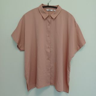 ユニクロ(UNIQLO)の美品　ユニクロ　レーヨンブラウス　半袖　S　ピンク(シャツ/ブラウス(半袖/袖なし))