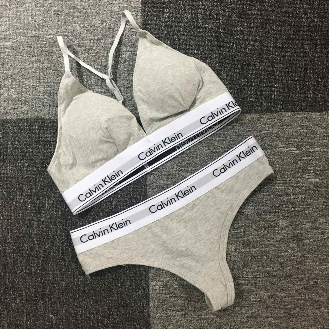 ck Calvin Klein(シーケーカルバンクライン)のカルバンクライン　レディース　上下セット　ブラ&ショーツTバッグ　灰　下着　 M レディースの下着/アンダーウェア(ブラ&ショーツセット)の商品写真