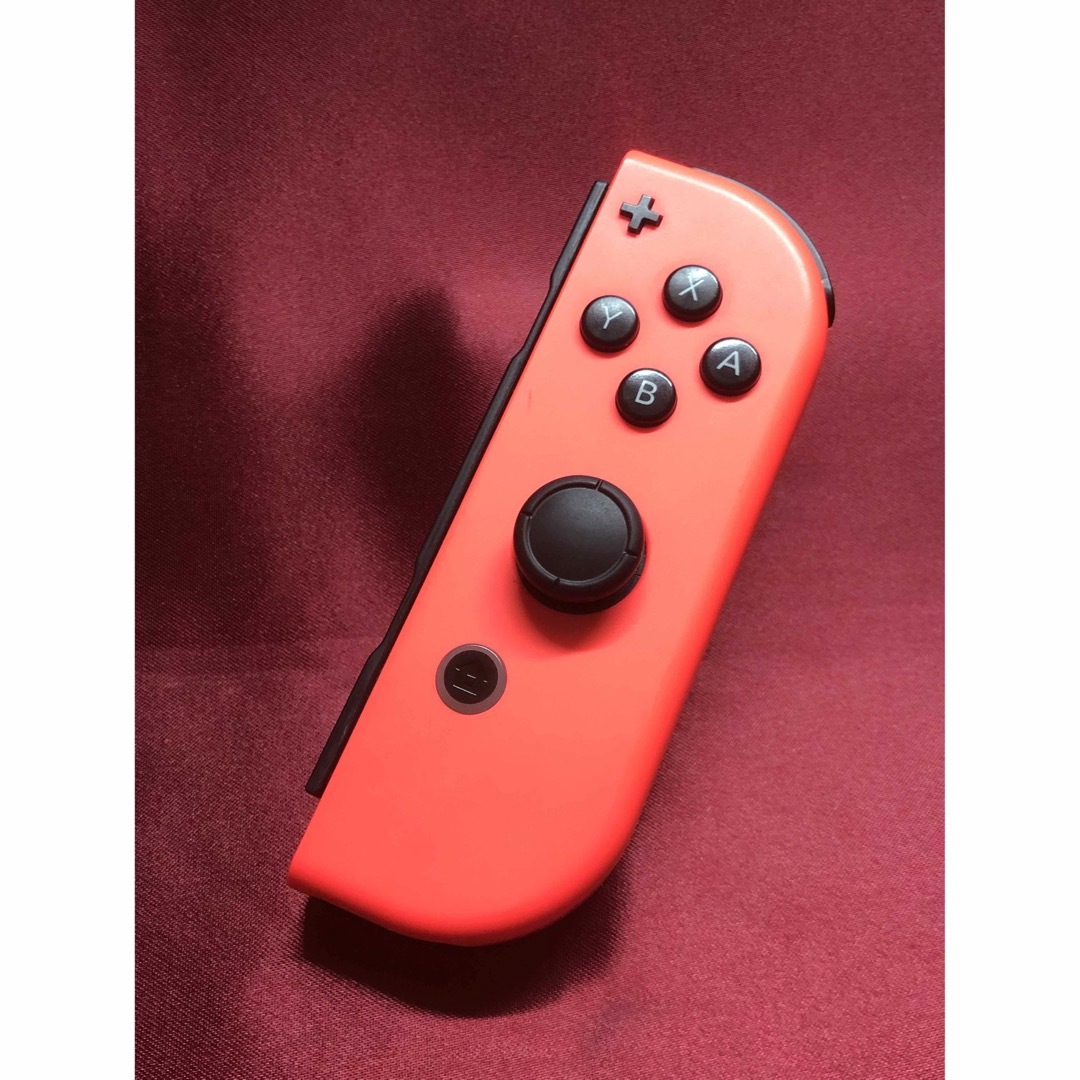 Nintendo Switch(ニンテンドースイッチ)の[安心保証]美品　純正ジョイコン　ネオンレッド　Ｒ エンタメ/ホビーのゲームソフト/ゲーム機本体(その他)の商品写真
