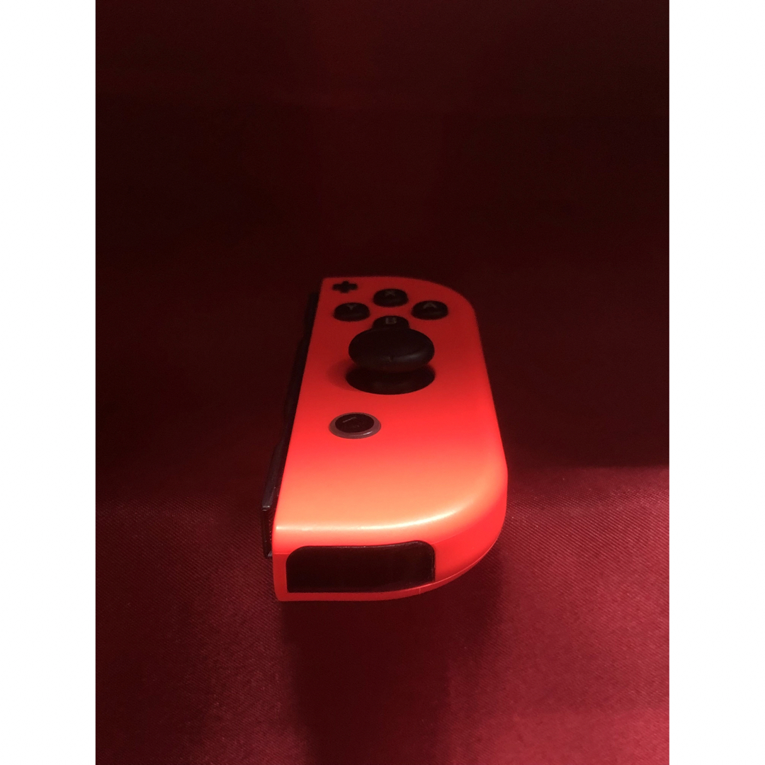 Nintendo Switch(ニンテンドースイッチ)の[安心保証]美品　純正ジョイコン　ネオンレッド Ｒ　箱、ストラップ付き エンタメ/ホビーのゲームソフト/ゲーム機本体(その他)の商品写真