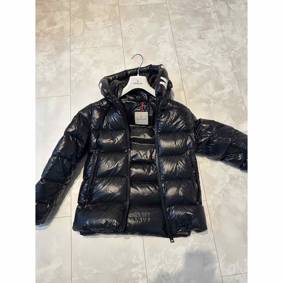 MONCLER(モンクレール)のモンクレール　ロゴフーデッドダウン　DUBOIS　0ブラック★ メンズのジャケット/アウター(ダウンジャケット)の商品写真