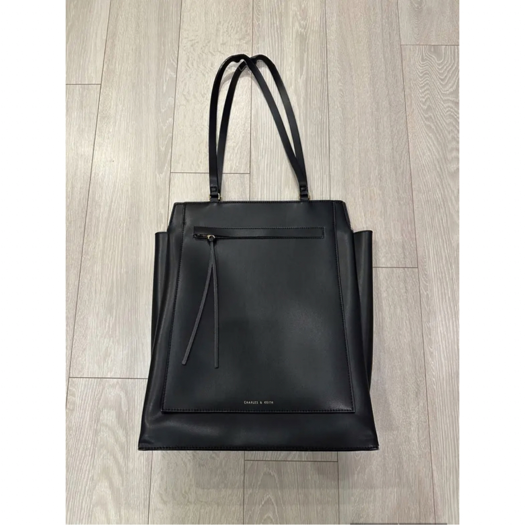 Charles and Keith(チャールズアンドキース)の【まだ店舗で販売中！】チャールズアンドキース ジオメトリック トートバッグ レディースのバッグ(トートバッグ)の商品写真