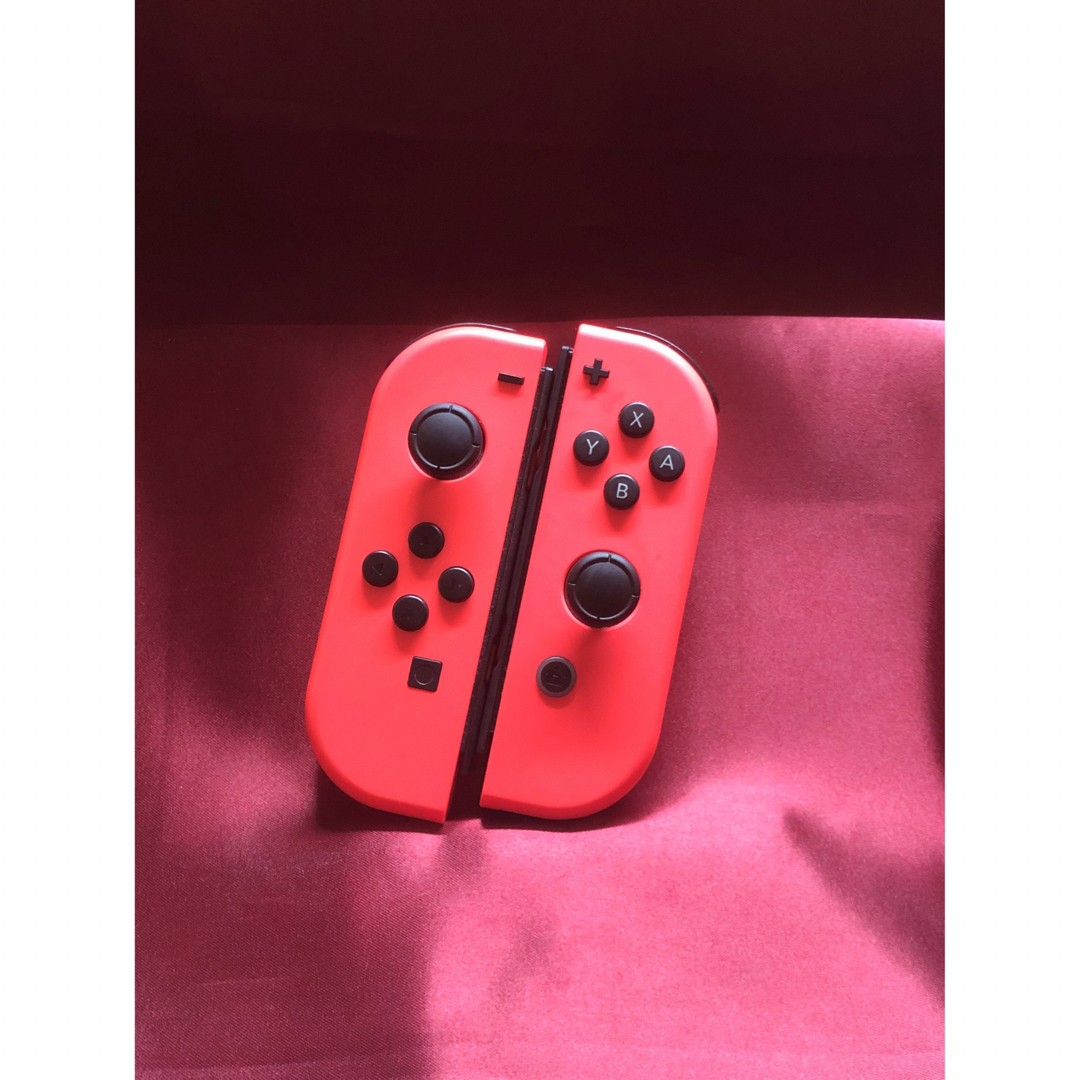 Nintendo Switch(ニンテンドースイッチ)の[安心保証]美品　純正ジョイコン　ネオンレッド　左右セット エンタメ/ホビーのゲームソフト/ゲーム機本体(その他)の商品写真