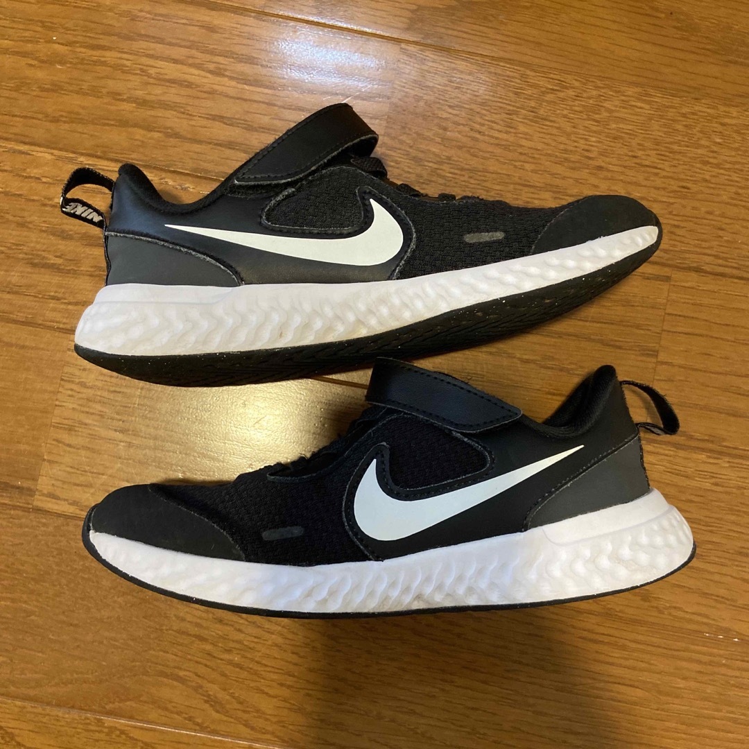 NIKE(ナイキ)のjasmine様専用　NIKE レボリューション　19cm キッズ/ベビー/マタニティのキッズ靴/シューズ(15cm~)(スニーカー)の商品写真