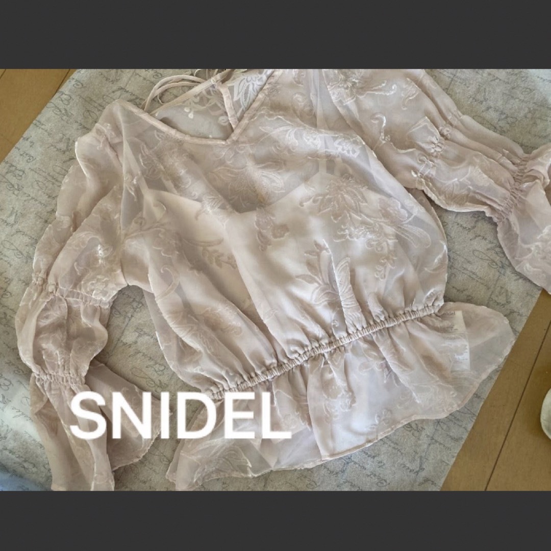 SNIDEL(スナイデル)のSNIDEL スナイデル　ベルベット　ギャザーブラウス レディースのトップス(シャツ/ブラウス(長袖/七分))の商品写真