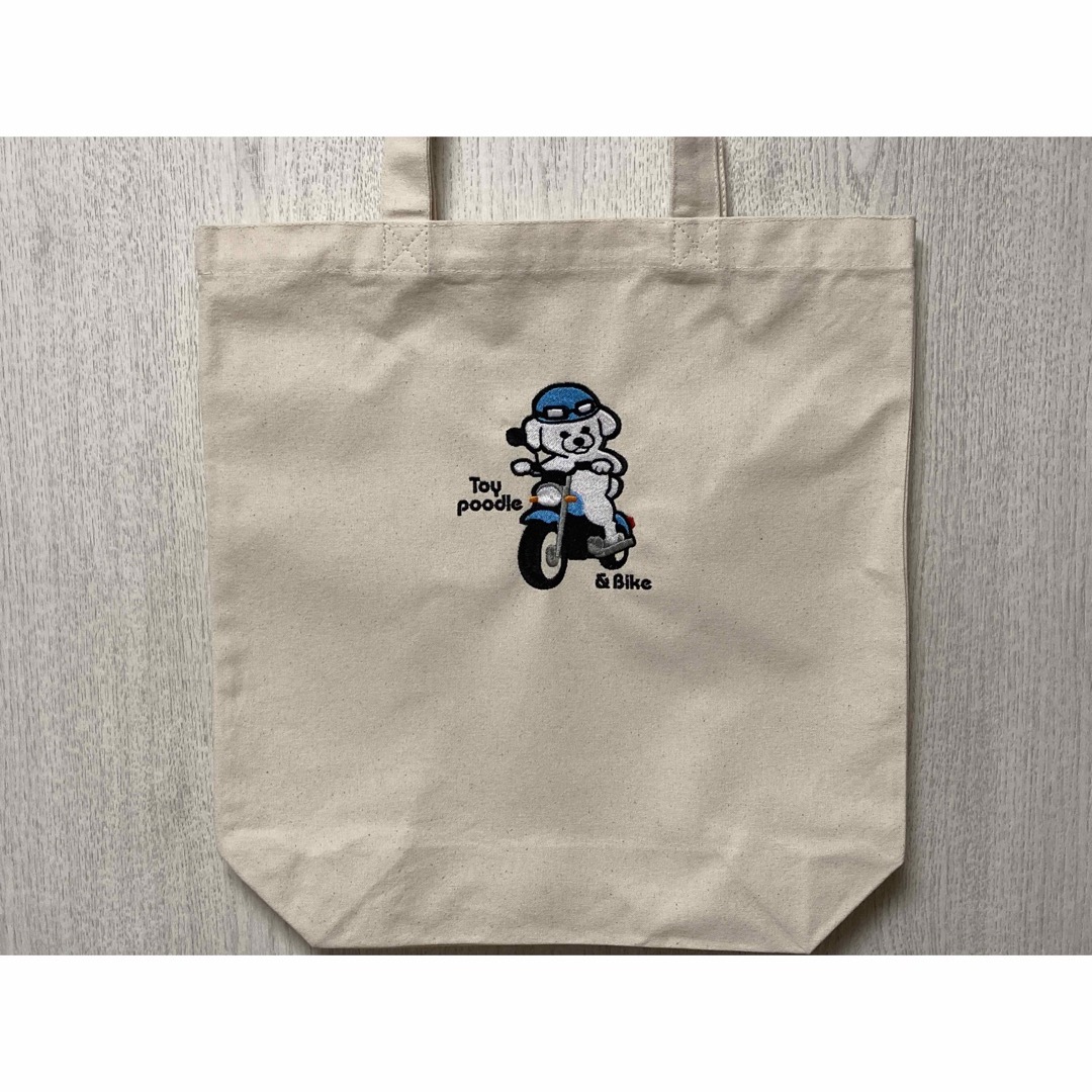 バイクに乗るトイプードルイラスト刺繍入りトートバッグ レディースのバッグ(トートバッグ)の商品写真