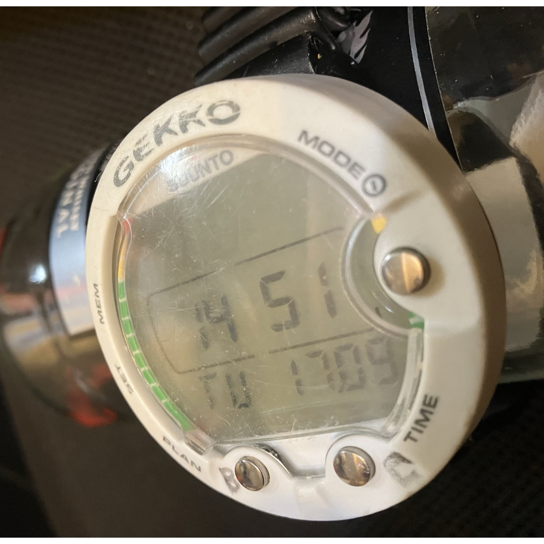 SUUNTO - suunto GEKKO ダイビングコンピュータ 中古 ホワイトの SUUNTO - suunto GEKKO ダイビングコンピュータ 中古 ホワイトの