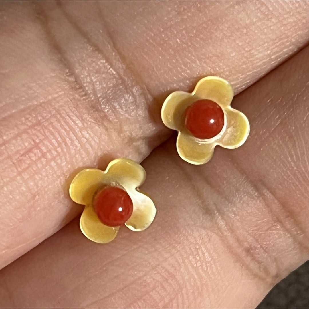 18KYG 珊瑚ピアス　3.5mm 貝　花形