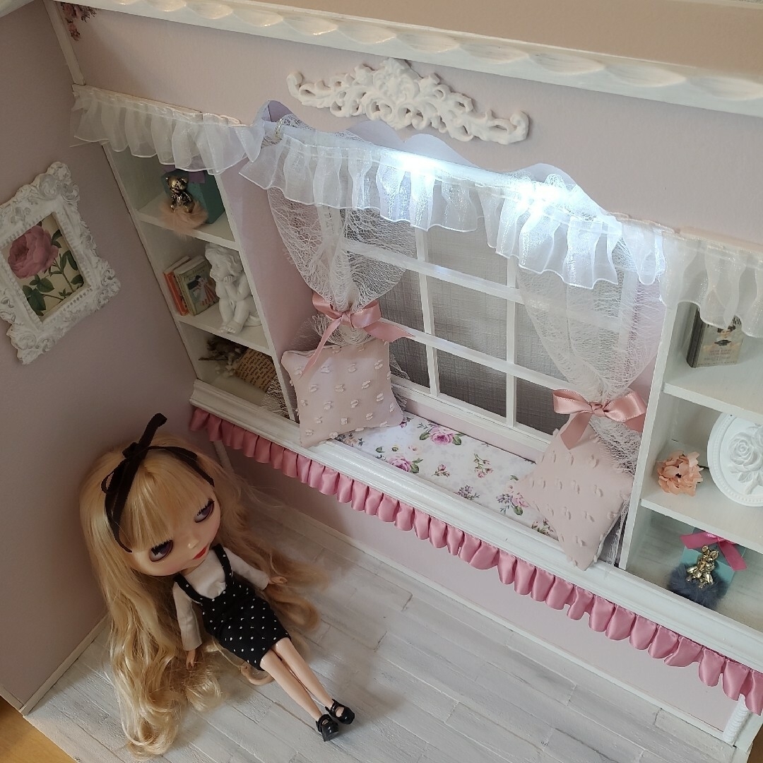 ピンク+°ロマ系ドールハウス°+出窓のお部屋*ブライスやミディ ピンク+°ロマ系ドールハウス°+出窓のお部屋*ブライスやミディ