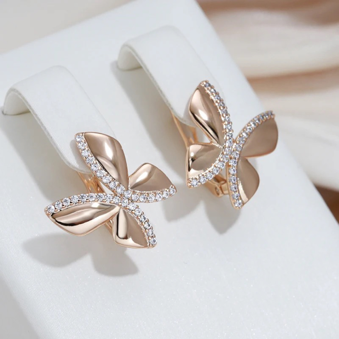 セール❣️【14KGP】蝶々 バタフライ 小粒ジルコン ピアス レディースのアクセサリー(ピアス)の商品写真