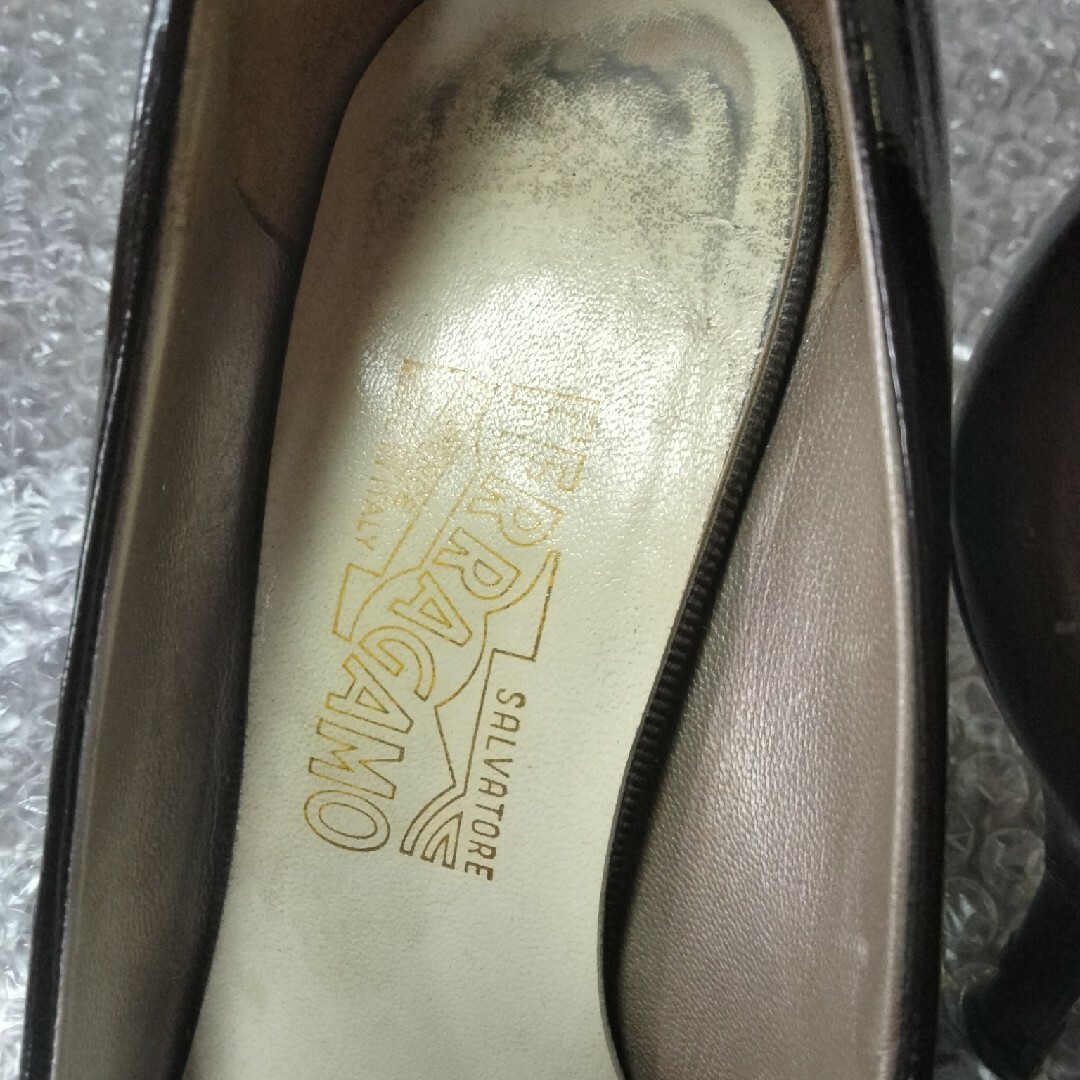Salvatore Ferragamo(サルヴァトーレフェラガモ)のフェラガモ　ダークブラウン　7 1/2 D レディースの靴/シューズ(ハイヒール/パンプス)の商品写真