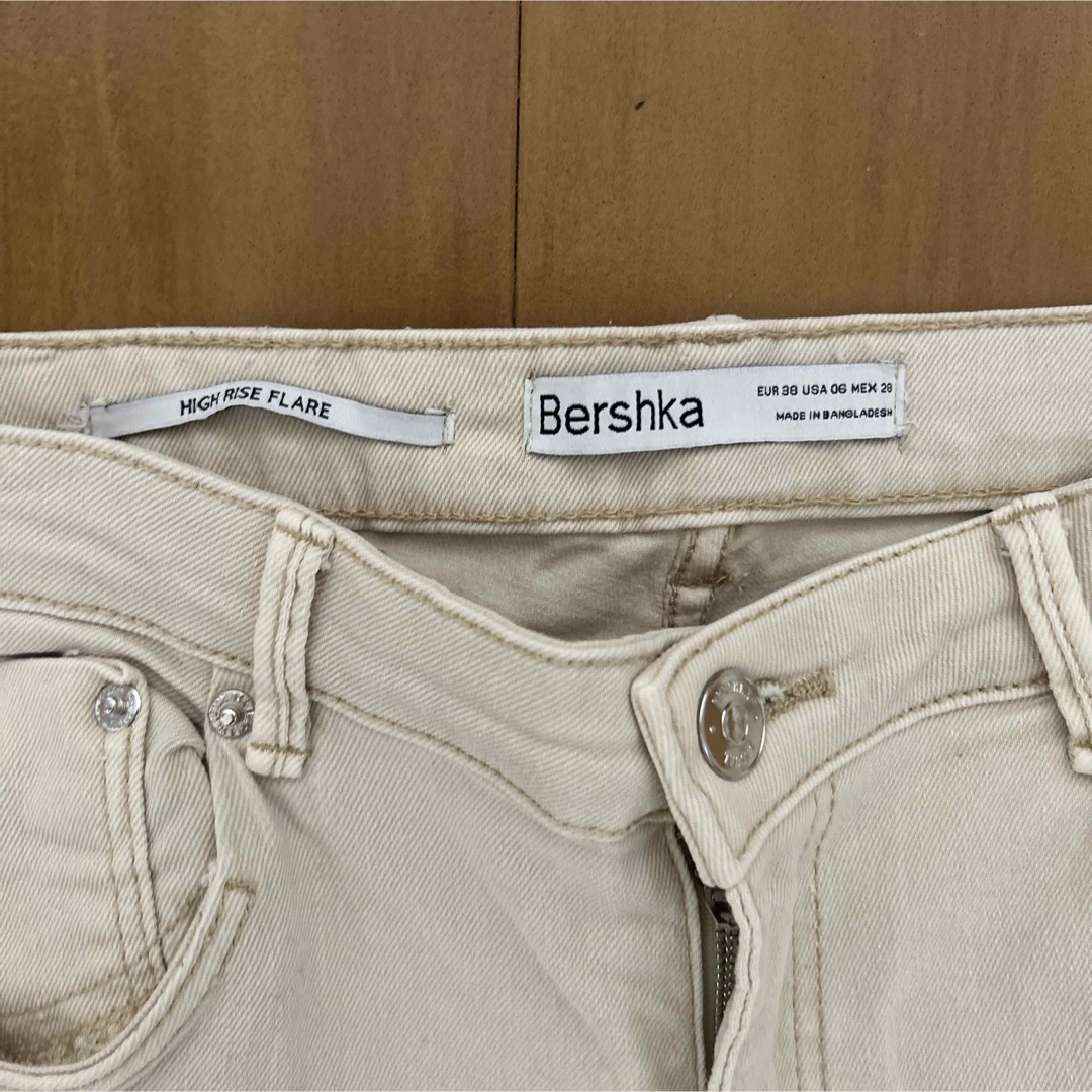 Bershka(ベルシュカ)のBershka ベルシュカフレアデニム　ベージュ レディースのパンツ(デニム/ジーンズ)の商品写真