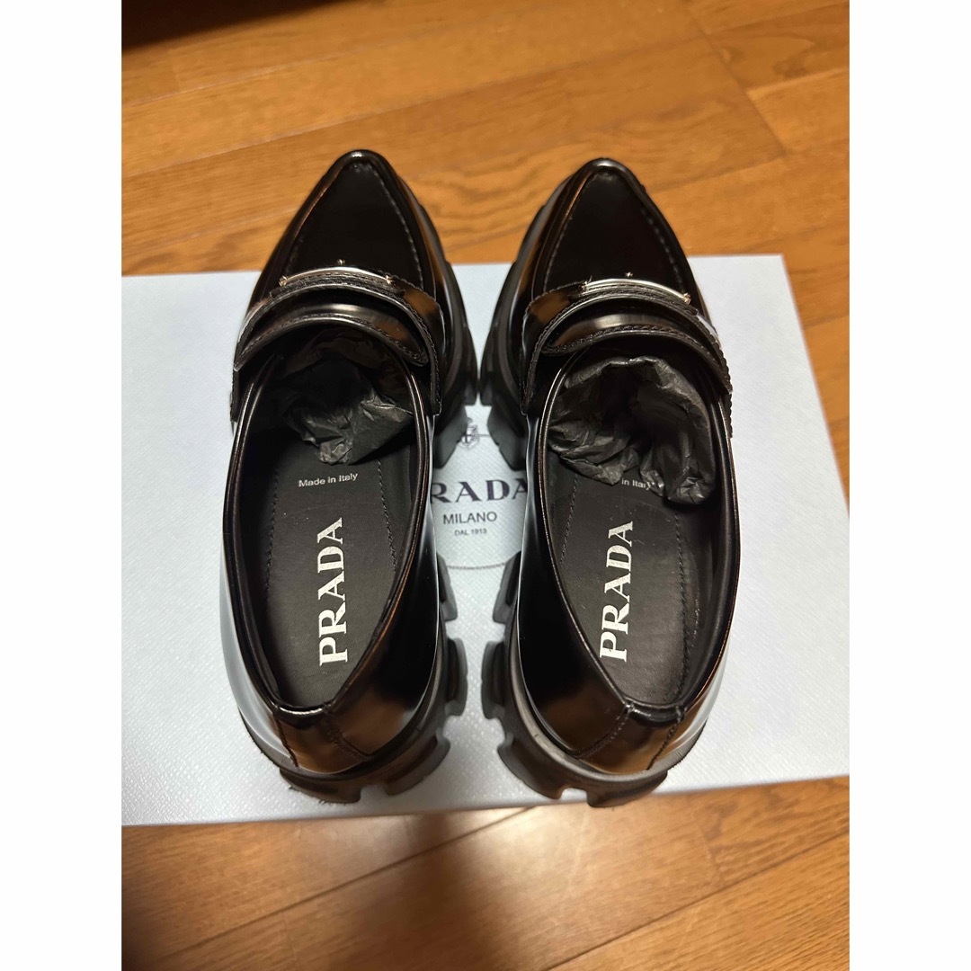 PRADA - PRADA モノリス ブラッシュドレザー ポインテッドトゥ PRADA - PRADA モノリス ブラッシュドレザー ポインテッドトゥ