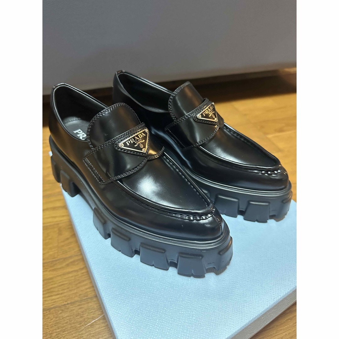 PRADA モノリス ブラッシュドレザー ポインテッドトゥ ローファー靴/シューズ