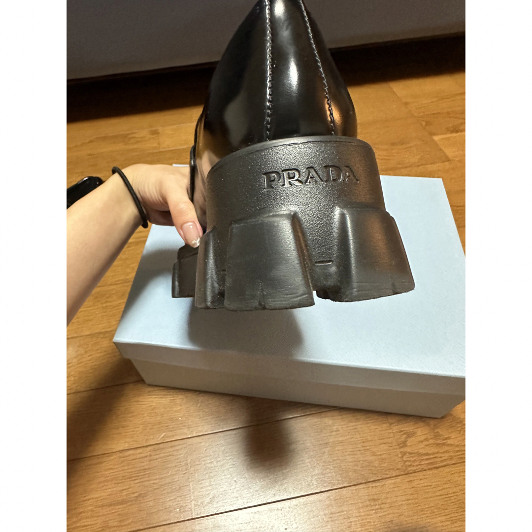 PRADA - PRADA モノリス ブラッシュドレザー ポインテッドトゥ PRADA - PRADA モノリス ブラッシュドレザー ポインテッドトゥ