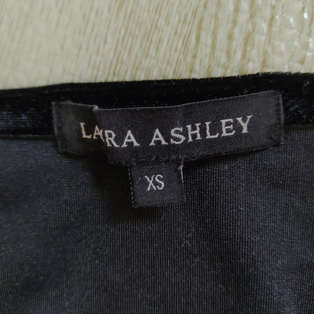 LAURA ASHLEY(ローラアシュレイ)の【ローラアシュレイ】ベロア　カットソー　長袖　ブラック　黒　XSサイズ　トップス レディースのトップス(カットソー(長袖/七分))の商品写真