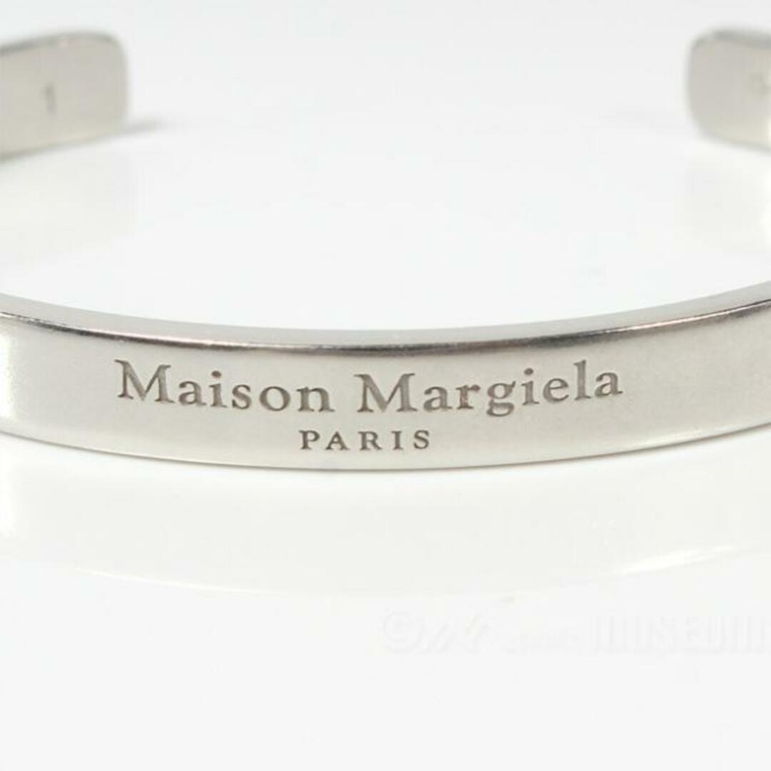 Maison Martin Margiela(マルタンマルジェラ)の【新品未使用】 Maison Margiela メゾン マルジェラ ブレスレット アクセサリー Logo cuff ロゴカフ シルバー SM1UY0065SV0158 【07/PALLADIO BURATTATO】 レディースのアクセサリー(ブレスレット/バングル)の商品写真