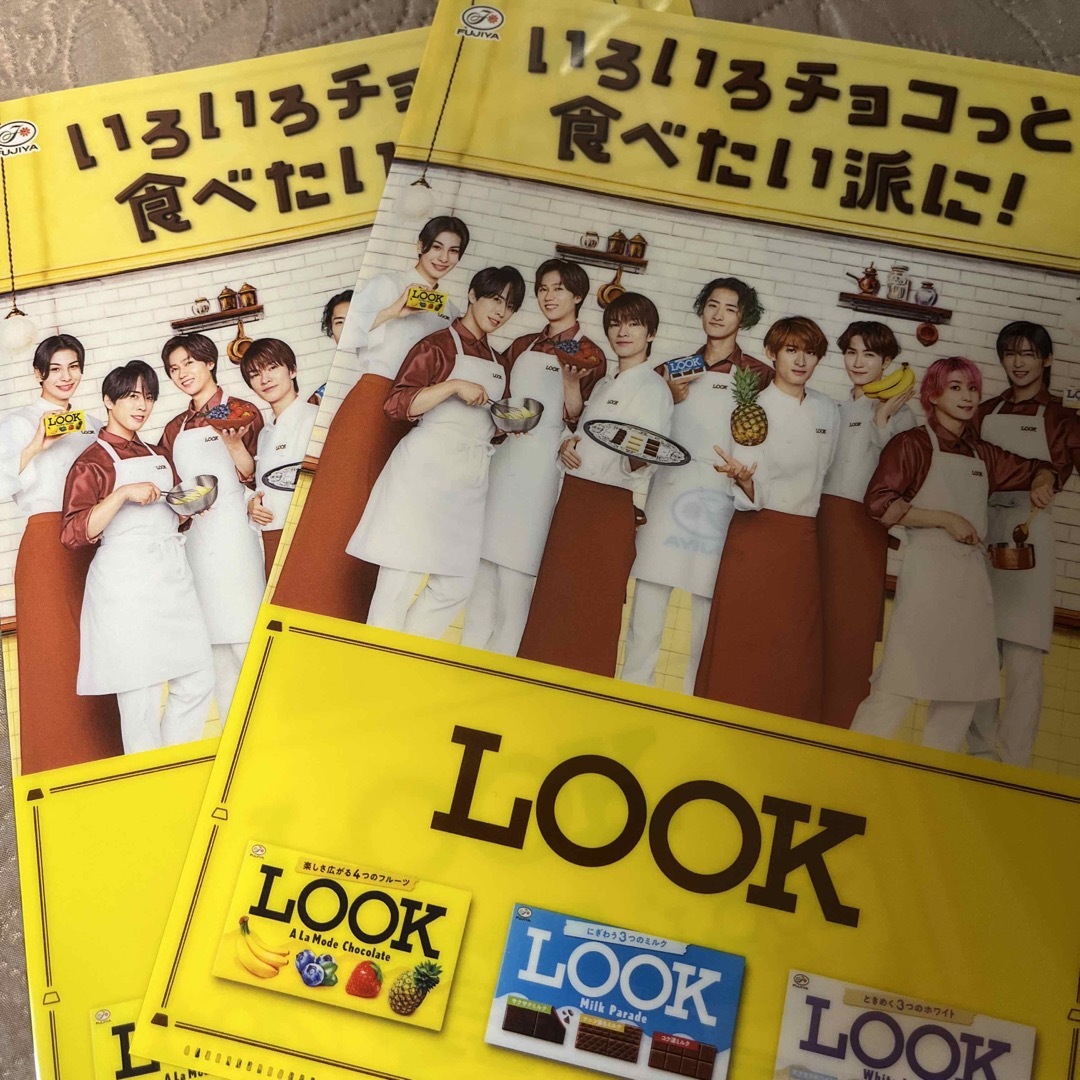 Snow Man(スノーマン)のLOOK クリアファイル2枚 エンタメ/ホビーのタレントグッズ(男性タレント)の商品写真