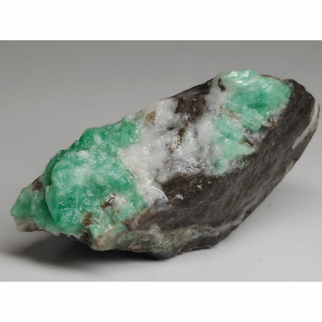 エメラルド 95g 緑柱石 鉱物 原石 自然石 鑑賞石 誕生石 水石 翡翠