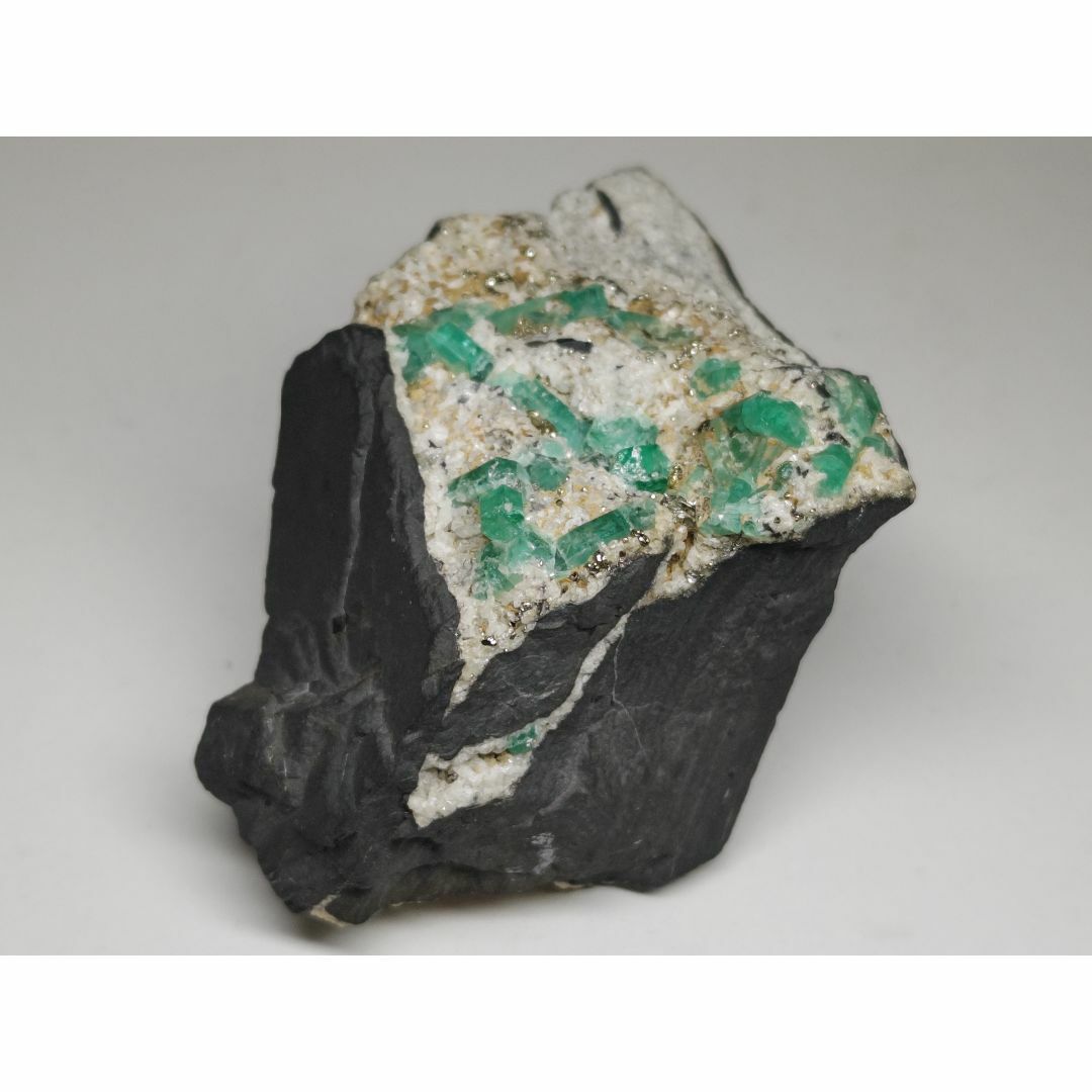 エメラルド 284g 緑柱石 鉱物 原石 自然石 鑑賞石 誕生石 水石 翡翠