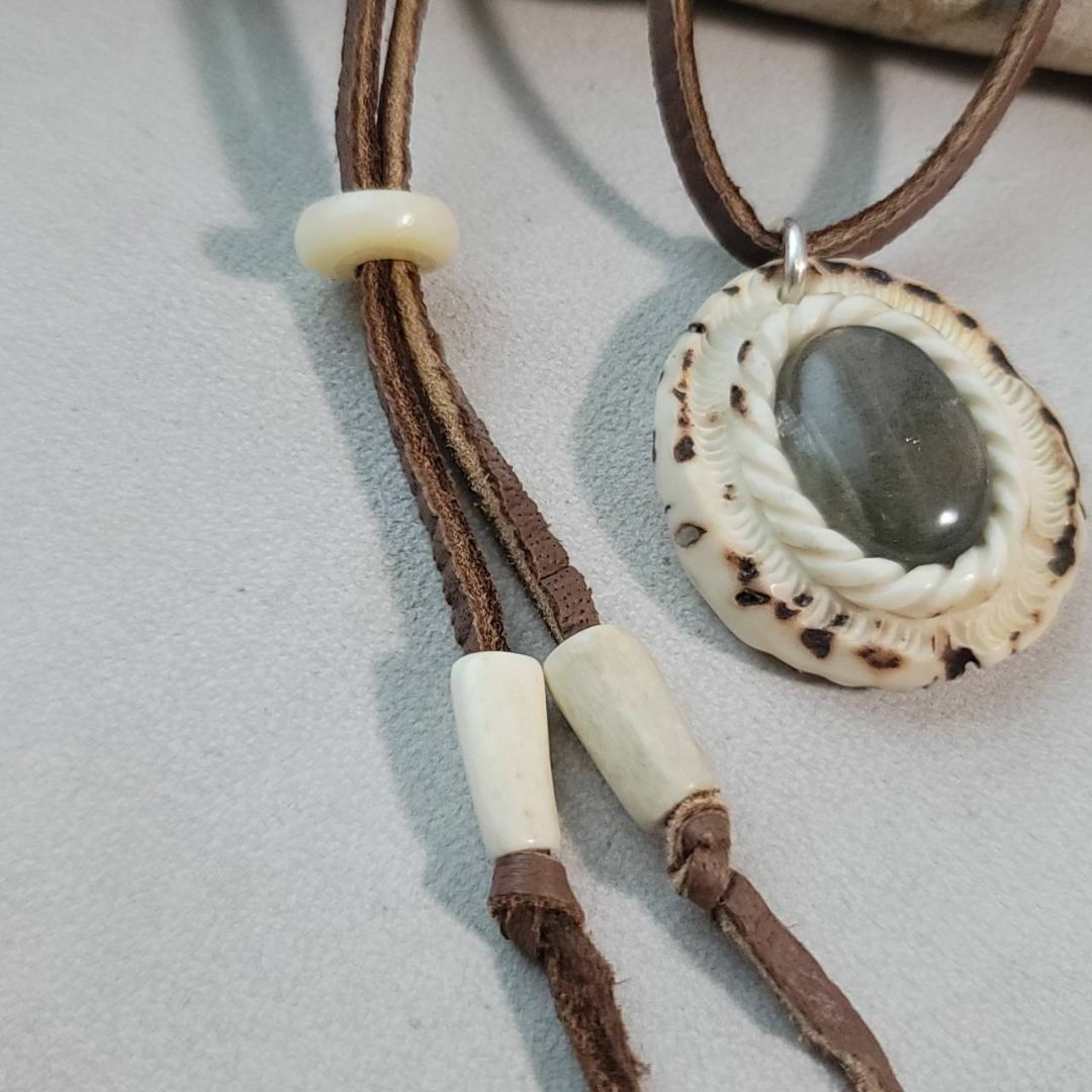 鹿の角 宝石質ラブラドライトのペンダント レディースのアクセサリー(ネックレス)の商品写真