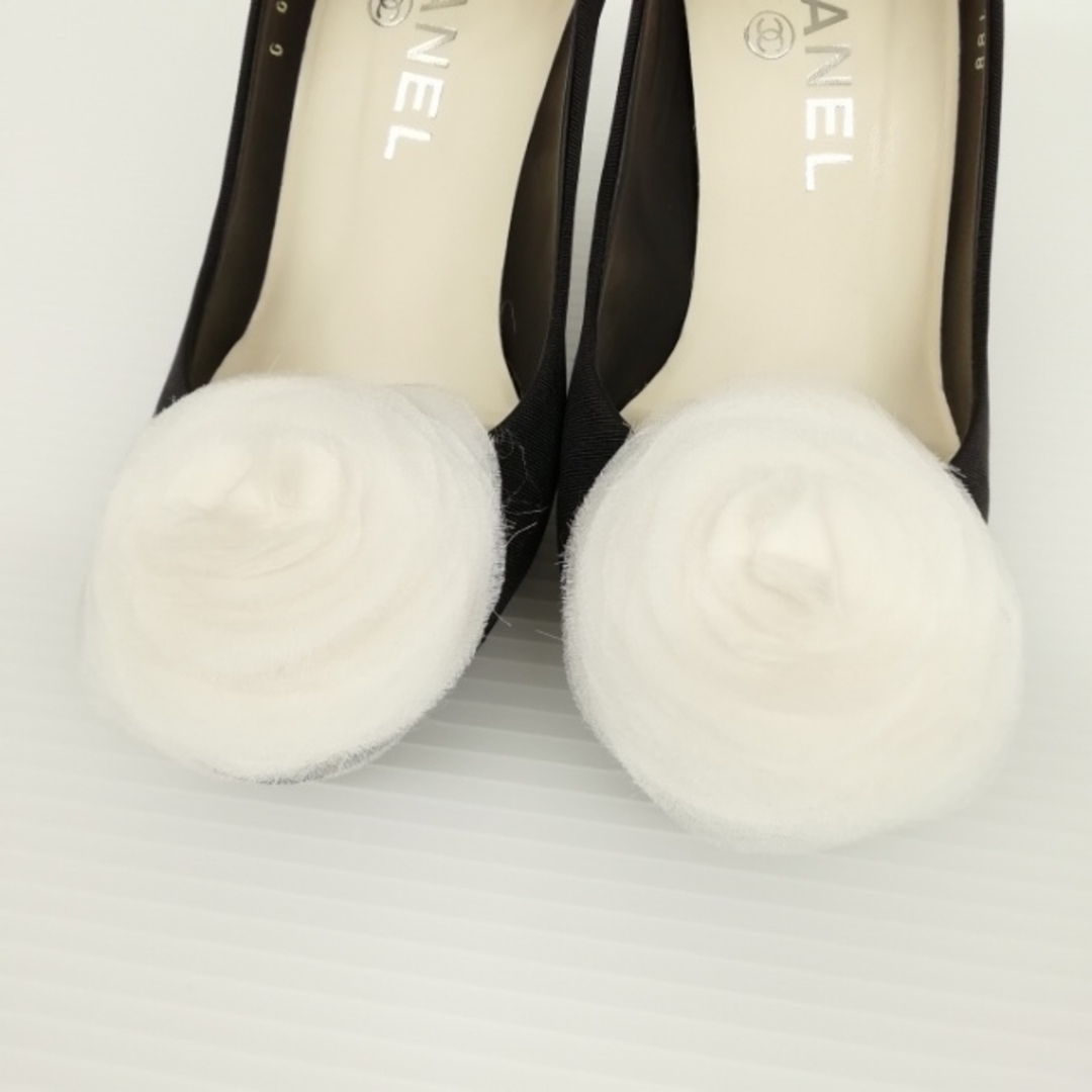 CHANEL(シャネル)のカメリア モチーフ ラウンドトゥ パンプス 34 C ブラック ホワイト レディースの靴/シューズ(ハイヒール/パンプス)の商品写真