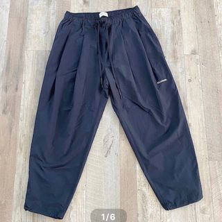 ワンエルディーケーセレクト(1LDK SELECT)の【白刺繍M】ALOUND TWOTUCK TAPERED NYLON PANTS(その他)