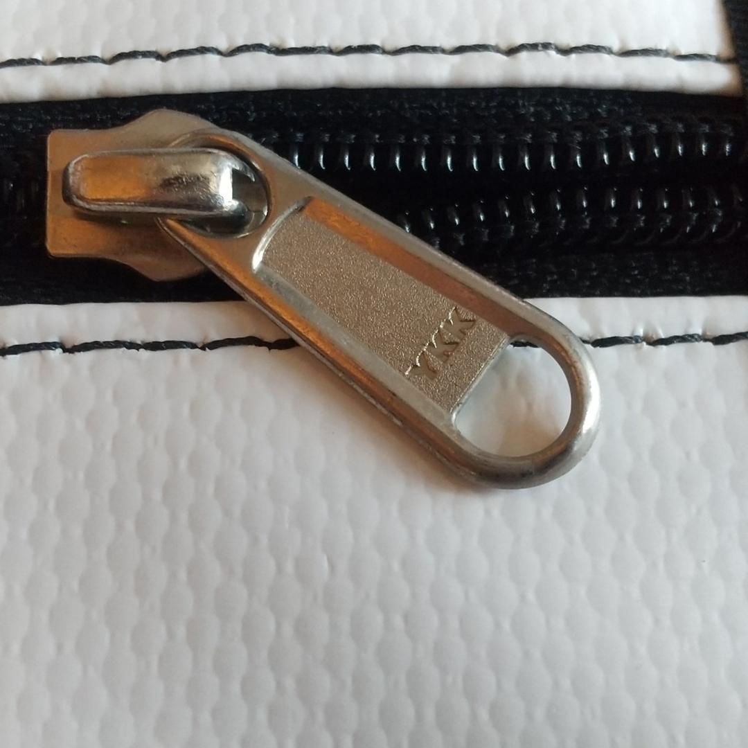 CHROME(クローム)のCHROME クロームメッセンジャー ブラック ホワイト 大容量 メンズのバッグ(ショルダーバッグ)の商品写真