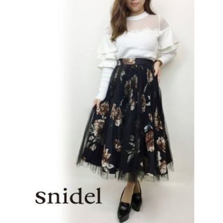 スナイデル(SNIDEL)のsnidel 花柄プリントプリーツチュールフレアロングスカート(ロングスカート)