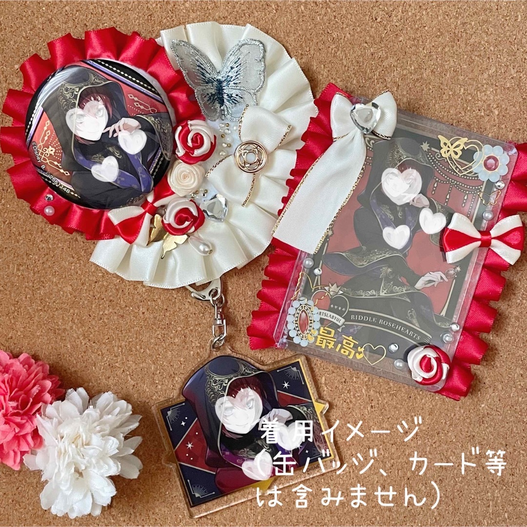 キーホルダー付けられる ハート型缶バッジロゼット カードケース レッド 薔薇 蝶 エンタメ/ホビーのアニメグッズ(バッジ/ピンバッジ)の商品写真