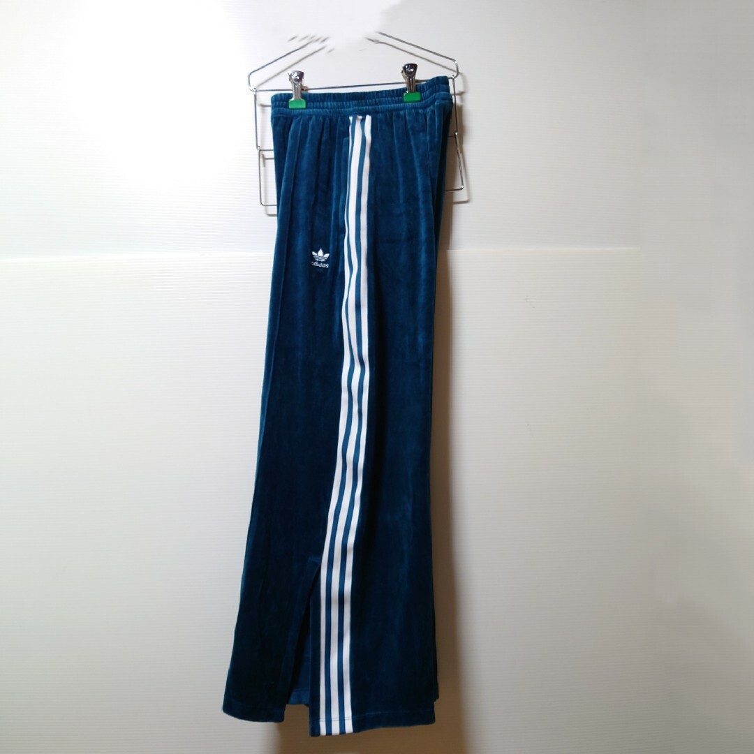 adidas(アディダス)の【ベルベット生地】adidas★ワイドレッグパンツ★トラックパンツ★ジャージ★M レディースのパンツ(カジュアルパンツ)の商品写真