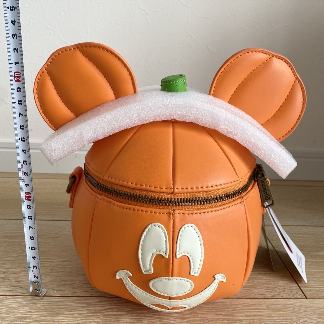 Disney(ディズニー)のディズニーリゾート Loungefly ハロウィン パンプキン ミッキー バッグ エンタメ/ホビーのおもちゃ/ぬいぐるみ(キャラクターグッズ)の商品写真