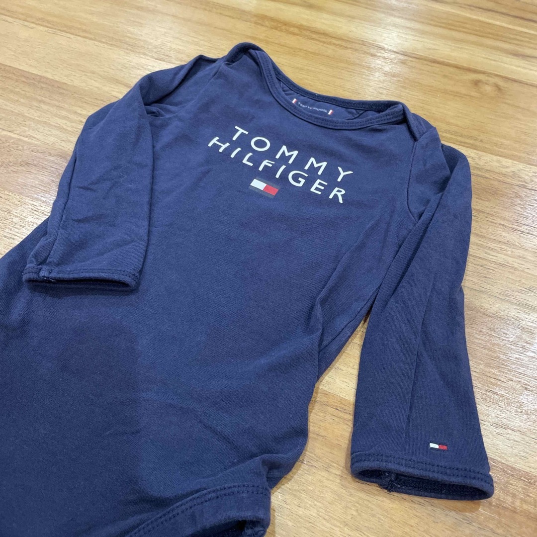 TOMMY HILFIGER(トミーヒルフィガー)の【冬服出品中✨】トミーヒルフィガー　ベビーロンパース　74cm キッズ/ベビー/マタニティのベビー服(~85cm)(ロンパース)の商品写真