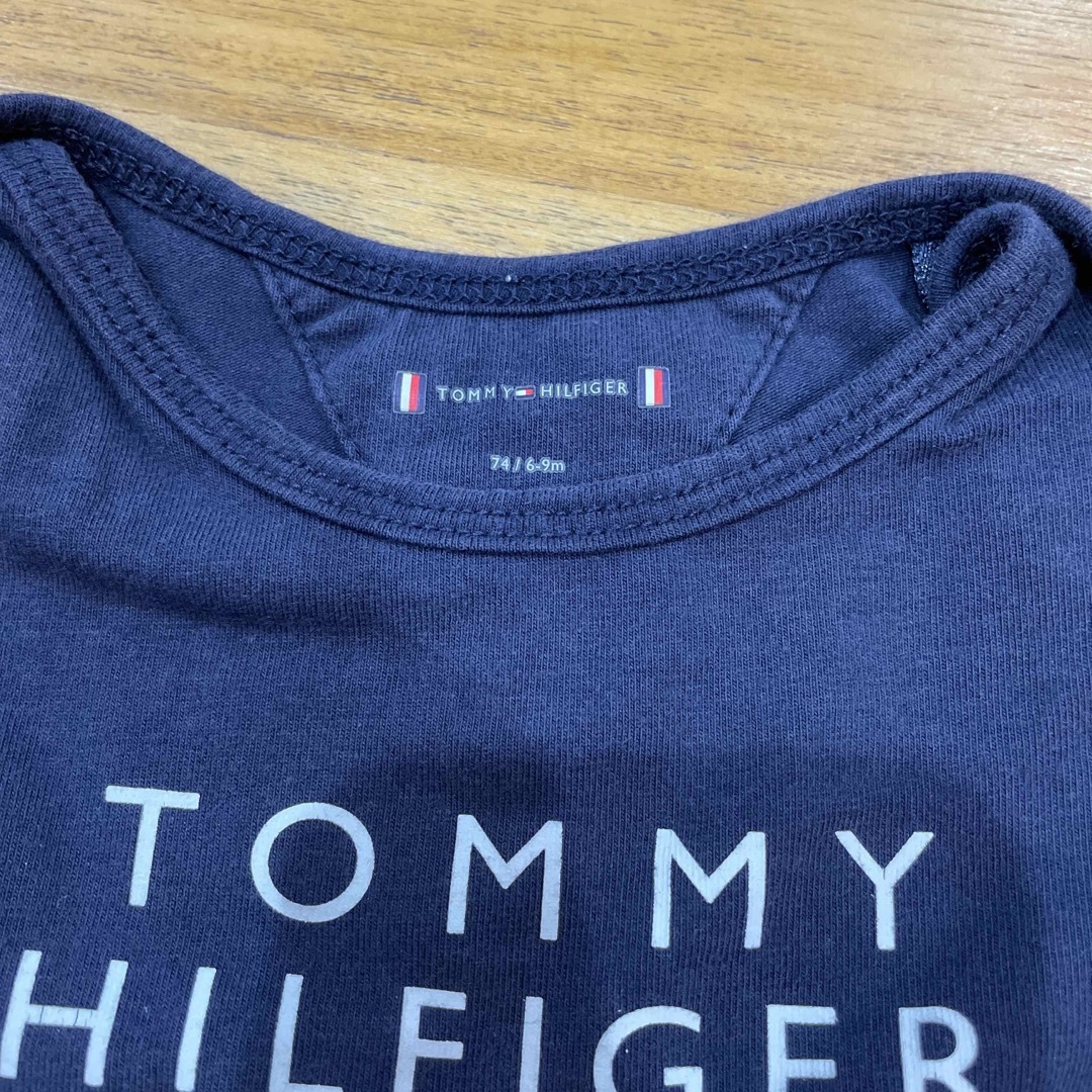 TOMMY HILFIGER(トミーヒルフィガー)の【冬服出品中✨】トミーヒルフィガー　ベビーロンパース　74cm キッズ/ベビー/マタニティのベビー服(~85cm)(ロンパース)の商品写真