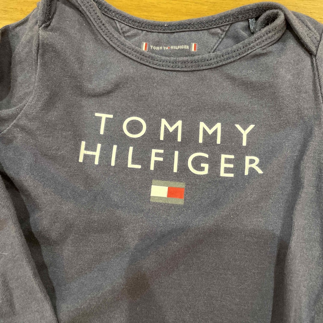 TOMMY HILFIGER(トミーヒルフィガー)の【冬服出品中✨】トミーヒルフィガー　ベビーロンパース　74cm キッズ/ベビー/マタニティのベビー服(~85cm)(ロンパース)の商品写真